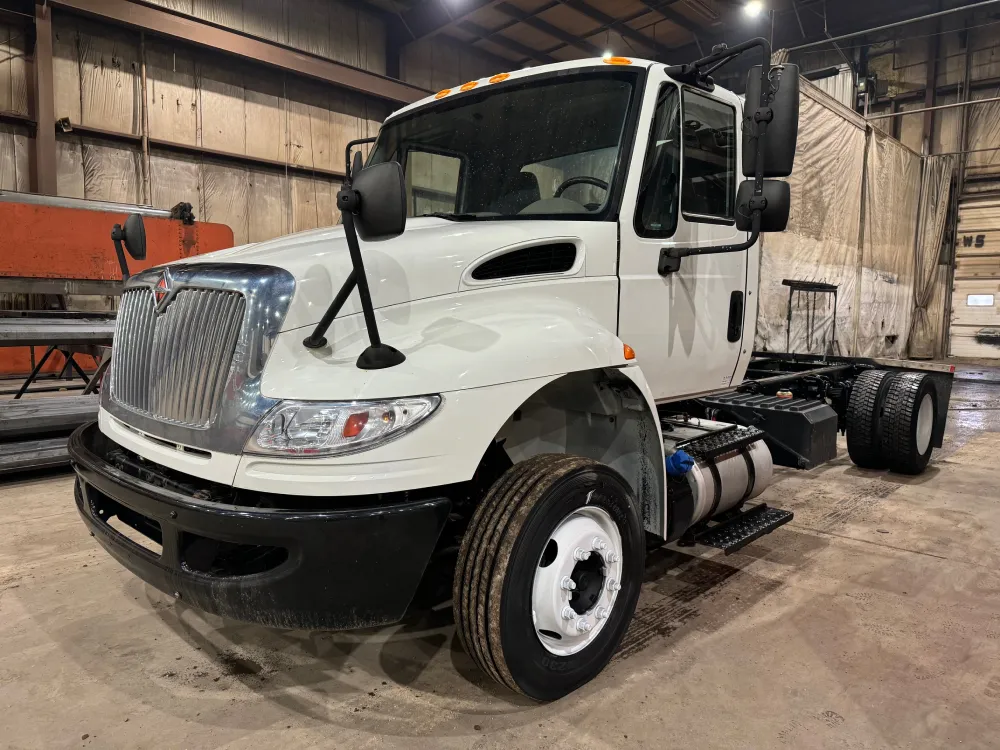 2016 International 4300 S/A Cab